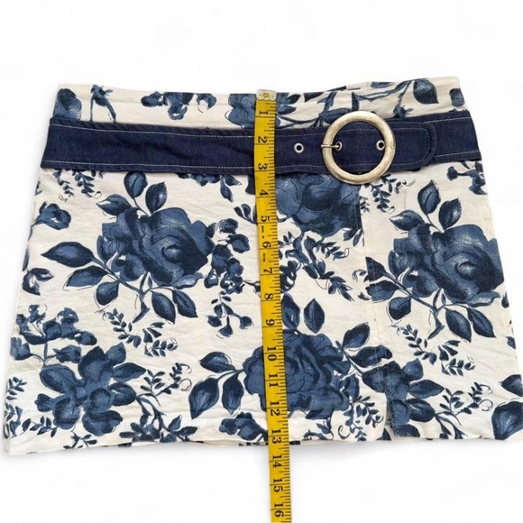 Vintage Y2K Mini Skirt Floral Belted Mini Skirt Navy Belt Silver Accent Slit - Picture 5 of 8